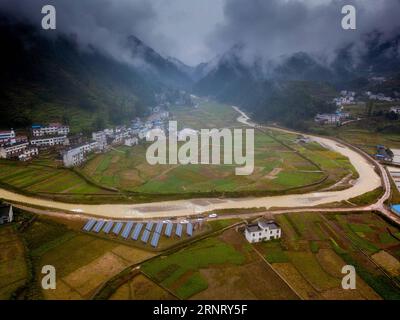 (171021) -- CHONGQING, 21 octobre 2017 -- une photo aérienne prise le 18 octobre 2017 montre les installations photovoltaïques (PV) du village de Guihua dans le comté de Wuxi, dans le sud-ouest de la municipalité de Chongqing. Dans le cadre des projets de lutte contre la pauvreté, les revenus générés par la production d’électricité photovoltaïque aideraient les villageois locaux à accroître leurs revenus et à vivre mieux. Jusqu’à présent, environ 6 944 ménages de 272 villages de la municipalité de Chongqing ont bénéficié de ce projet. )(wsw) CHINE-CHONGQING-INSTALLATIONS ÉLECTRIQUES PV-SOULAGEMENT DE LA PAUVRETÉ (CN) LiuxChan PUBLICATIONxNOTxINxCHN Banque D'Images