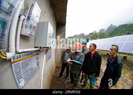 (171021) -- CHONGQING, 21 octobre 2017 -- le personnel de travail vérifie la production d'électricité des installations photovoltaïques (PV) et calcule les revenus au village de Guihua dans le comté de Wuxi, dans la municipalité de Chongqing du sud-ouest de la Chine, 18 octobre 2017. Dans le cadre des projets de lutte contre la pauvreté, les revenus générés par la production d’électricité photovoltaïque aideraient les villageois locaux à accroître leurs revenus et à vivre mieux. Jusqu’à présent, environ 6 944 ménages de 272 villages de la municipalité de Chongqing ont bénéficié de ce projet. )(wsw) CHINE-CHONGQING-INSTALLATIONS ÉLECTRIQUES PV-SOULAGEMENT DE LA PAUVRETÉ (CN) LiuxChan PUBLICATIONxNOT Banque D'Images