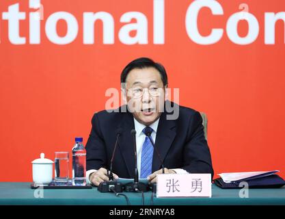 (171021) -- BEIJING, 21 octobre 2017 -- Zhang Yong, vice-directeur de la Commission nationale de développement et de réforme de la Chine, prend la parole lors d'une conférence de presse organisée par le centre de presse du 19e Congrès national du Parti communiste chinois (PCC) à Beijing, capitale de la Chine, le 21 octobre 2017. La conférence de presse avait pour thème la promotion d'un développement stable, sain et durable de l'économie chinoise. (RY) (CPC)CONGRÈS NATIONAL CHINE-PÉKIN-CPC CONFÉRENCE DE PRESSE (CN) ZHANGXYUWEI PUBLICATIONXNOTXINXCHN Banque D'Images