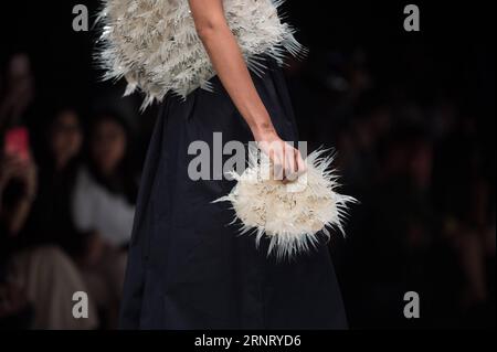 (171021) -- JAKARTA, 21 octobre 2017 -- Un mannequin présente une création de BYO lors de la Jakarta Fashion week 2018 à Senayan City, Jakarta, Indonésie, le 21 octobre 2017.) (zw) INDONÉSIE-JAKARTA-FASHION WEEK-BYO VerixSanovri PUBLICATIONxNOTxINxCHN Banque D'Images