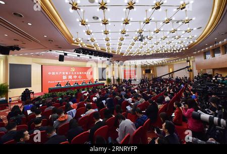 (171022) -- PÉKIN, le 22 octobre 2017 -- le centre de presse du 19e Congrès national du Parti communiste chinois (PCC) tient une conférence de presse sur la sécurisation et l'amélioration des moyens de subsistance de la population, à Pékin, capitale de la Chine, le 22 octobre 2017. Le ministre chinois de l éducation Chen Baosheng, le ministre chinois des Affaires civiles Huang Shuxian, le ministre chinois des Ressources humaines et de la sécurité sociale Yin Weimin, le ministre chinois du logement et du développement urbain et rural Wang Menghui et le ministre de la Santé nationale et de la Commission de planification familiale Li Bin ont assisté à la conférence de presse. (WYO) (CPC)CONGRÈS NATIONAL CHINE-PÉKIN-CPC-PR Banque D'Images