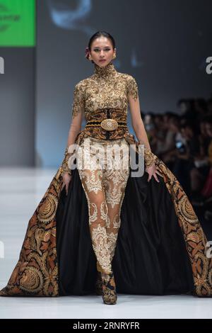 (171021) -- JAKARTA, 21 octobre 2017 -- Un mannequin présente une création d'Anna Avantie lors de la semaine de la mode de Jakarta à Jakarta, Indonésie, le 21 octobre 2017.) INDONÉSIE-JAKARTA-FASHION WEEK VerixSanovri PUBLICATIONxNOTxINxCHN Banque D'Images