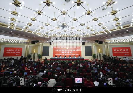 (171022) -- PÉKIN, le 22 octobre 2017 -- le centre de presse du 19e Congrès national du Parti communiste chinois (PCC) tient une conférence de presse sur la sécurisation et l'amélioration des moyens de subsistance de la population, à Pékin, capitale de la Chine, le 22 octobre 2017. Le ministre chinois de l éducation Chen Baosheng, le ministre chinois des Affaires civiles Huang Shuxian, le ministre chinois des Ressources humaines et de la sécurité sociale Yin Weimin, le ministre chinois du logement et du développement urbain et rural Wang Menghui et le ministre de la Santé nationale et de la Commission de planification familiale Li Bin ont assisté à la conférence de presse. (RY) (CPC)CHINE-PÉKIN-CPC CONGRÈS NATIONAL-PRE Banque D'Images