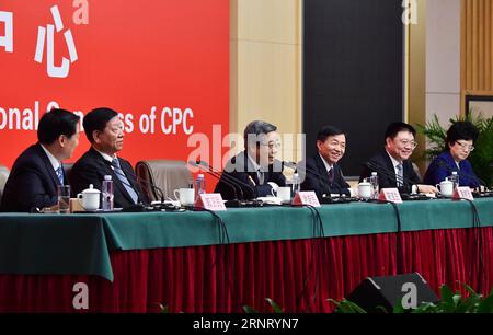 (171022) -- PÉKIN, le 22 octobre 2017 -- le centre de presse du 19e Congrès national du Parti communiste chinois (PCC) tient une conférence de presse sur la sécurisation et l'amélioration des moyens de subsistance de la population, à Pékin, capitale de la Chine, le 22 octobre 2017. Le ministre chinois de l éducation Chen Baosheng, le ministre chinois des Affaires civiles Huang Shuxian, le ministre chinois des Ressources humaines et de la sécurité sociale Yin Weimin, le ministre chinois du logement et du développement urbain et rural Wang Menghui et le ministre de la Santé nationale et de la Commission de planification familiale Li Bin ont assisté à la conférence de presse. (WYO) (CPC)CONGRÈS NATIONAL CHINE-PÉKIN-CPC-PR Banque D'Images