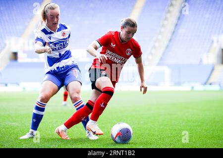 Lauren Wade (11 Reading) et Beth Roe (22 Charlton Athletic) en action lors du match du championnat de football américain Barclays entre Reading et Charlton Athletic au Select car Leasing Stadium de Londres, en Angleterre. (Liam Asman/SPP) crédit : SPP Sport Press photo. /Alamy Live News Banque D'Images