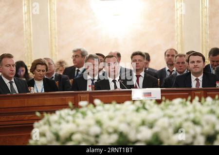 (171025) -- EREVAN, le 25 octobre 2017 -- le Premier ministre russe Dmitri Medvedev (C, front) assiste à une session du Conseil intergouvernemental eurasien à Erevan, Arménie, le 25 octobre 2017. Les cinq États membres de l'Union économique eurasienne (UEUE), à savoir l'Arménie, la Biélorussie, le Kazakhstan, le Kirghizstan et la Russie, ont conclu 11 accords sur le renforcement de leurs relations économiques, a rapporté Armenpress mercredi. Les accords ont été conclus lors de la session du Conseil intergouvernemental eurasien qui s'est achevée mercredi ici. RÉUNION DU CONSEIL INTERGOUVERNEMENTAL ARMÉNIE-EREVAN-EEU-EURASIE GEVORGXGHAZARY Banque D'Images