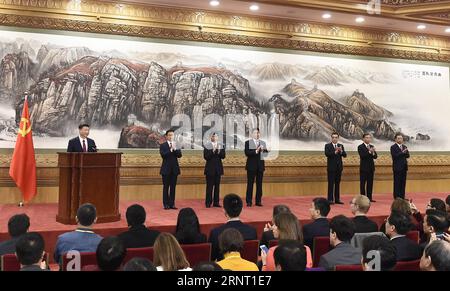 (171025) -- PÉKIN, 25 octobre 2017 -- Xi Jinping (1e L), secrétaire général du Comité central du Parti communiste chinois (PCC), et les autres membres nouvellement élus du Comité permanent du Bureau politique du 19e Comité central du PCC Li Keqiang (3e R), Li Zhanshu (4e L), Wang Yang (2e R), Wang Huning (3e L), Zhao Leji (1e R) et Han Zheng (2e L) rencontrent la presse au Grand Hall du peuple à Pékin, capitale de la Chine, le 25 octobre 2017.) (wyl) CHINE-PÉKIN-DIRIGEANTS du PCC-PRESSE (CN) YanxYan PUBLICATIONxNOTxINxCHN Banque D'Images