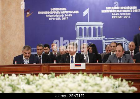 (171025) -- EREVAN, le 25 octobre 2017 -- la première ministre arménienne Karen Karapetyan (C, front) assiste à une session du Conseil intergouvernemental eurasien à Erevan, Arménie, le 25 octobre 2017. Les cinq États membres de l'Union économique eurasienne (UEUE), à savoir l'Arménie, la Biélorussie, le Kazakhstan, le Kirghizstan et la Russie, ont conclu 11 accords sur le renforcement de leurs relations économiques, a rapporté Armenpress mercredi. Les accords ont été conclus lors de la session du Conseil intergouvernemental eurasien qui s'est achevée mercredi ici. RÉUNION DU CONSEIL INTERGOUVERNEMENTAL ARMÉNIE-EREVAN-UEEA-EURASIE GEVORGXGHAZA Banque D'Images