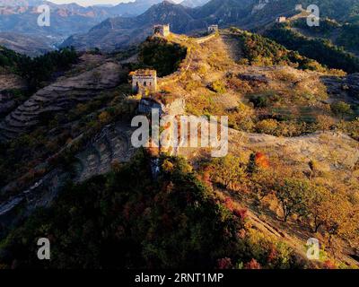 (171026) -- TANGSHAN, 26 octobre 2017 -- la photo prise le 26 octobre 2017 montre le paysage automnal de la Grande Muraille de Yumuling dans le comté de Qianxi de Tangshan, dans la province du Hebei du nord de la Chine.) (Zhs) CHINE-HEBEI-GRAND MUR-AUTOMNE (CN) MuxYu PUBLICATIONxNOTxINxCHN Banque D'Images