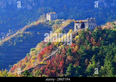 (171026) -- TANGSHAN, 26 octobre 2017 -- la photo prise le 26 octobre 2017 montre le paysage automnal de la Grande Muraille de Yumuling dans le comté de Qianxi de Tangshan, dans la province du Hebei du nord de la Chine.) (Zhs) CHINE-HEBEI-GRAND MUR-AUTOMNE (CN) MuxYu PUBLICATIONxNOTxINxCHN Banque D'Images