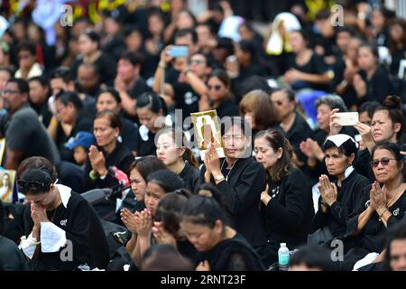 (171026) -- BANGKOK, 26 octobre 2017 -- les personnes en deuil rendent hommage au défunt Roi Bhumibol Adulyadej avant la cérémonie de crémation royale à Bangkok, Thaïlande, le 26 octobre 2017.) (Zjy) THAÏLANDE-BANGKOK-KING-BHUMIBOL-CRÉMATION LixMangmang PUBLICATIONxNOTxINxCHN Banque D'Images