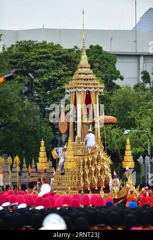 (171026) -- BANGKOK, 26 octobre 2017 -- l'urne royale du défunt roi de Thaïlande Bhumibol Adulyadej est transportée avant la cérémonie de crémation royale à Bangkok, Thaïlande, le 26 octobre 2017.) (Zjy) THAÏLANDE-BANGKOK-KING-BHUMIBOL-CRÉMATION LixMangmang PUBLICATIONxNOTxINxCHN Banque D'Images