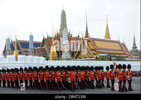 (171026) -- BANGKOK, 26 octobre 2017 -- les gardes royales défilent lors de la procession funéraire du défunt Roi Bhumibol Adulyadej avant la cérémonie de crémation royale à Bangkok, Thaïlande, le 26 octobre 2017.) (Zjy) THAÏLANDE-BANGKOK-KING-BHUMIBOL-CRÉMATION RachenxSageamsak PUBLICATIONxNOTxINxCHN Banque D'Images