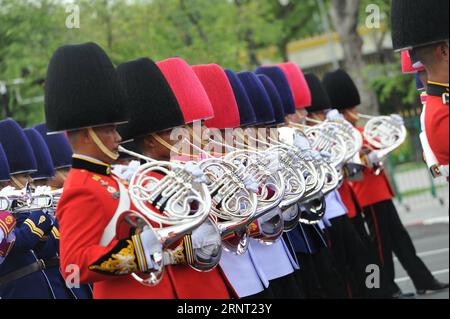 (171026) -- BANGKOK, 26 octobre 2017 -- les gardes royales défilent lors de la procession funéraire du défunt Roi Bhumibol Adulyadej avant la cérémonie de crémation royale à Bangkok, Thaïlande, le 26 octobre 2017.) (Zjy) THAÏLANDE-BANGKOK-KING-BHUMIBOL-CRÉMATION RachenxSageamsak PUBLICATIONxNOTxINxCHN Banque D'Images