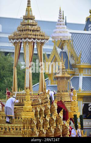 (171026) -- BANGKOK, 26 octobre 2017 -- l'urne royale du défunt roi de Thaïlande Bhumibol Adulyadej est transportée avant la cérémonie de crémation royale à Bangkok, Thaïlande, le 26 octobre 2017.) (Zjy) THAÏLANDE-BANGKOK-KING-BHUMIBOL-CRÉMATION LixMangmang PUBLICATIONxNOTxINxCHN Banque D'Images