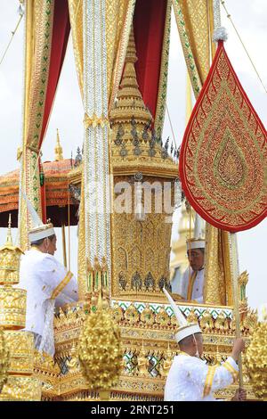 (171026) -- BANGKOK, 26 octobre 2017 -- l'urne royale du défunt roi de Thaïlande Bhumibol Adulyadej est transportée avant la cérémonie de crémation royale à Bangkok, Thaïlande, le 26 octobre 2017.) (Zjy) THAÏLANDE-BANGKOK-KING-BHUMIBOL-CRÉMATION RachenxSageamsak PUBLICATIONxNOTxINxCHN Banque D'Images