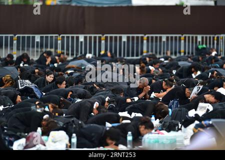 (171026) -- BANGKOK, 26 octobre 2017 -- les personnes en deuil rendent hommage au défunt Roi Bhumibol Adulyadej avant la cérémonie de crémation royale à Bangkok, Thaïlande, le 26 octobre 2017.) (Zjy) THAÏLANDE-BANGKOK-KING-BHUMIBOL-CRÉMATION LixMangmang PUBLICATIONxNOTxINxCHN Banque D'Images