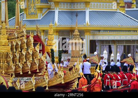 (171026) -- BANGKOK, 26 octobre 2017 -- l'urne royale du défunt roi de Thaïlande Bhumibol Adulyadej est transportée avant la cérémonie de crémation royale à Bangkok, Thaïlande, le 26 octobre 2017.) (Zjy) THAÏLANDE-BANGKOK-KING-BHUMIBOL-CRÉMATION LixMangmang PUBLICATIONxNOTxINxCHN Banque D'Images