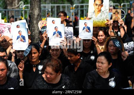 (171026) -- BANGKOK, 26 octobre 2017 -- les personnes en deuil rendent hommage au défunt Roi Bhumibol Adulyadej avant la cérémonie de crémation royale à Bangkok, Thaïlande, le 26 octobre 2017.) (Zjy) THAÏLANDE-BANGKOK-KING-BHUMIBOL-CRÉMATION RachenxSageamsak PUBLICATIONxNOTxINxCHN Banque D'Images