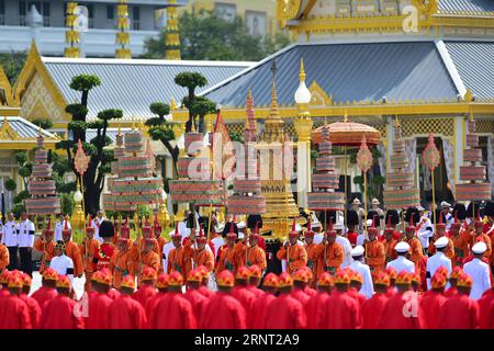 (171026) -- BANGKOK, 26 octobre 2017 -- l'urne royale du défunt roi de Thaïlande Bhumibol Adulyadej est transportée avant la cérémonie de crémation royale à Bangkok, Thaïlande, le 26 octobre 2017.) (Zjy) THAÏLANDE-BANGKOK-KING-BHUMIBOL-CRÉMATION LixMangmang PUBLICATIONxNOTxINxCHN Banque D'Images