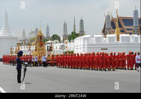 (171026) -- BANGKOK, le 26 octobre 2017 -- le Patriarche Suprême participe à la procession funéraire du défunt Roi Bhumibol Adulyadej à Bangkok, Thaïlande, le 26 octobre 2017.) (Zjy) THAÏLANDE-BANGKOK-KING-BHUMIBOL-CRÉMATION RachenxSageamsak PUBLICATIONxNOTxINxCHN Banque D'Images