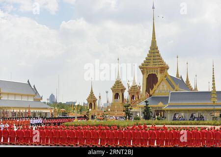 (171026) -- BANGKOK, 26 octobre 2017 -- une photo prise le 26 octobre 2017 montre une scène de la procession funéraire du défunt Roi Bhumibol Adulyadej à Bangkok, Thaïlande. (Zjy) THAÏLANDE-BANGKOK-KING-BHUMIBOL-CRÉMATION LixMangmang PUBLICATIONxNOTxINxCHN Banque D'Images