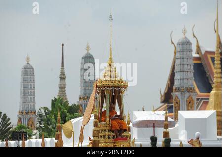 (171026) -- BANGKOK, le 26 octobre 2017 -- le Patriarche Suprême participe à la procession funéraire du défunt Roi Bhumibol Adulyadej à Bangkok, Thaïlande, le 26 octobre 2017.) (Zjy) THAÏLANDE-BANGKOK-KING-BHUMIBOL-CRÉMATION RachenxSageamsak PUBLICATIONxNOTxINxCHN Banque D'Images