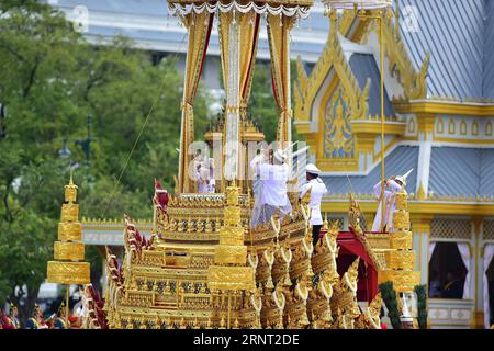 (171026) -- BANGKOK, 26 octobre 2017 -- l'urne royale du défunt roi de Thaïlande Bhumibol Adulyadej est transportée avant la cérémonie de crémation royale à Bangkok, Thaïlande, le 26 octobre 2017.) (Zjy) THAÏLANDE-BANGKOK-KING-BHUMIBOL-CRÉMATION LixMangmang PUBLICATIONxNOTxINxCHN Banque D'Images