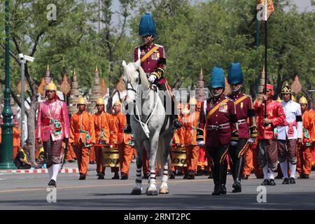 (171027) -- BANGKOK, le 27 octobre 2017 -- marche de la garde d honneur lors d une cérémonie religieuse pour feu le Roi Bhumibol Adulyadej à Bangkok, Thaïlande, le 27 octobre 2017. Les reliques et les cendres du roi thaïlandais Bhumibol Adulyadej ont été recueillies vendredi par son fils unique, le roi Maha Vajiralongkorn. Dans le cadre des funérailles royales de cinq jours à partir du 25 octobre, la collection de restes royaux a attiré des milliers de personnes en deuil vêtues de noir sur le site de crémation royal dans le centre de Bangkok. (Jmmn) THAÏLANDE-BANGKOK-KING-BHUMIBOL-CRÉMATION RachenxSageamsak PUBLICATIONxNOTxINxCHN Banque D'Images