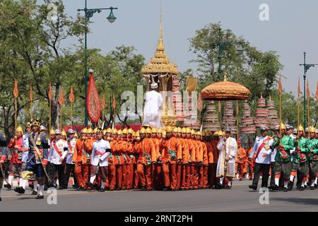 (171027) -- BANGKOK, le 27 octobre 2017 -- des fonctionnaires défilent lors d'une cérémonie religieuse pour le regretté Roi Bhumibol Adulyadej à Bangkok, Thaïlande, le 27 octobre 2017. Les reliques et les cendres du roi thaïlandais Bhumibol Adulyadej ont été recueillies vendredi par son fils unique, le roi Maha Vajiralongkorn. Dans le cadre des funérailles royales de cinq jours à partir du 25 octobre, la collection de restes royaux a attiré des milliers de personnes en deuil vêtues de noir sur le site de crémation royal dans le centre de Bangkok. (Jmmn) THAÏLANDE-BANGKOK-KING-BHUMIBOL-CRÉMATION RachenxSageamsak PUBLICATIONxNOTxINxCHN Banque D'Images