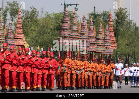 (171027) -- BANGKOK, le 27 octobre 2017 -- marche de la garde d honneur lors d une cérémonie religieuse pour feu le Roi Bhumibol Adulyadej à Bangkok, Thaïlande, le 27 octobre 2017. Les reliques et les cendres du roi thaïlandais Bhumibol Adulyadej ont été recueillies vendredi par son fils unique, le roi Maha Vajiralongkorn. Dans le cadre des funérailles royales de cinq jours à partir du 25 octobre, la collection de restes royaux a attiré des milliers de personnes en deuil vêtues de noir sur le site de crémation royal dans le centre de Bangkok. (Jmmn) THAÏLANDE-BANGKOK-KING-BHUMIBOL-CRÉMATION RachenxSageamsak PUBLICATIONxNOTxINxCHN Banque D'Images