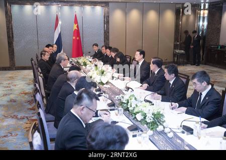 (171027) -- BANGKOK, le 27 octobre 2017 -- le vice-premier ministre chinois Zhang Gaoli (4e R) rencontre le vice-premier ministre thaïlandais Somkid Jatusripitak à Bangkok, Thaïlande, le 27 octobre 2017.) (Zhs) THAÏLANDE-CHINE-ZHANG GAOLI-SOMKID-MEETING (CN) WangxYe PUBLICATIONxNOTxINxCHN Banque D'Images