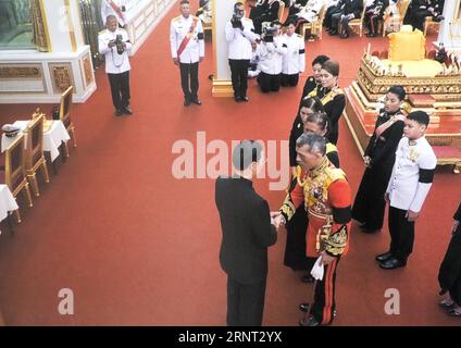 (171027) -- BANGKOK, le 27 octobre 2017 -- le vice-premier ministre chinois Zhang Gaoli (L, devant) assiste à la cérémonie de crémation royale du regretté roi de Thaïlande Bhumibol Adulyadej en tant qu'envoyé spécial du président chinois Xi Jinping à Bangkok, Thaïlande, le 26 octobre 2017. Thai Royal Household Bureau) (zhs) THAILAND-CHINA-ZHANG GAOLI-THAI KING S CREMEMATION (CN) WANGxYE PUBLICATIONxNOTxINxCHN Banque D'Images