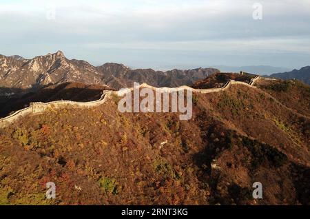 (171028) -- PÉKIN, 28 octobre 2017 -- une photo prise le 28 octobre 2017 montre le paysage automnal de la Grande Muraille de Mutianyu à Pékin, capitale de la Chine.) (zkr) CHINA-BEIJING-MUTIANYU GREAT WALL (CN) ChenxYehua PUBLICATIONxNOTxINxCHN Banque D'Images