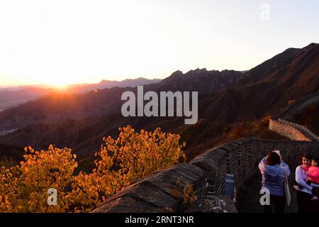 (171028) -- PÉKIN, 28 octobre 2017 -- les touristes regardent le paysage automnal de la Grande Muraille de Mutianyu à Pékin, capitale de la Chine, le 28 octobre 2017.) (zkr) CHINA-BEIJING-MUTIANYU GREAT WALL (CN) ChenxYehua PUBLICATIONxNOTxINxCHN Banque D'Images