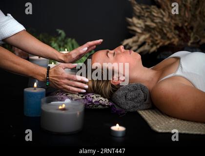 femme et guérison énergétique devant un fond noir Banque D'Images