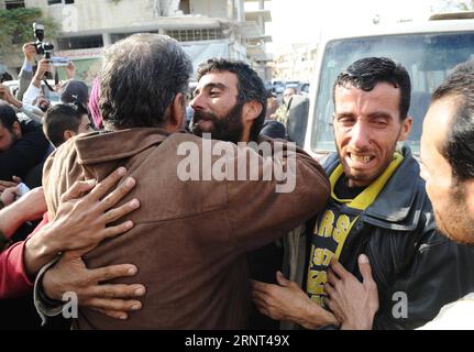 (171029) -- HOMS, 29 octobre 2017 -- Un père étreint son fils qui avait été enlevé par des militants de l'État islamique (EI) pendant des mois dans la ville d'al-Qarayatayn, province de Homs, centre de la Syrie, le 29 octobre 2017. 25 jeunes hommes enlevés ont été libérés par l'armée syrienne après la libération de la ville la semaine dernière. SYRIE-HOMS-HOMMES KIDNAPPÉS-RETOUR AmmarxSafarjalani PUBLICATIONxNOTxINxCHN Banque D'Images