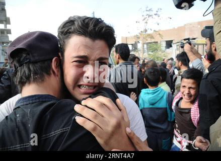 Bilder des Tages (171029) -- HOMS, 29 octobre 2017 -- Un jeune homme enlevé par des militants de l'État islamique (EI) pendant des mois pleure en serrant son père dans la ville d'al-Qarayatayn, province de Homs, centre de la Syrie, le 29 octobre 2017. 25 jeunes hommes enlevés ont été libérés par l'armée syrienne après la libération de la ville la semaine dernière. SYRIE-HOMS-HOMMES KIDNAPPÉS-RETOUR AmmarxSafarjalani PUBLICATIONxNOTxINxCHN Banque D'Images