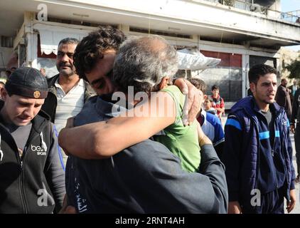 (171029) -- HOMS, 29 octobre 2017 -- Un père étreint son fils qui avait été enlevé par des militants de l'État islamique (EI) pendant des mois dans la ville d'al-Qarayatayn, province de Homs, centre de la Syrie, le 29 octobre 2017. 25 jeunes hommes enlevés ont été libérés par l'armée syrienne après la libération de la ville la semaine dernière. SYRIE-HOMS-HOMMES KIDNAPPÉS-RETOUR AmmarxSafarjalani PUBLICATIONxNOTxINxCHN Banque D'Images