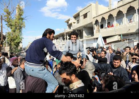 (171029) -- HOMS, 29 octobre 2017 -- deux jeunes hommes enlevés par des militants de l'État islamique (EI) pendant des mois sont transportés par des gens dans la ville d'al-Qarayatayn, province de Homs, centre de la Syrie, le 29 octobre 2017. 25 jeunes hommes enlevés ont été libérés par l'armée syrienne après la libération de la ville la semaine dernière. SYRIE-HOMS-HOMMES KIDNAPPÉS-RETOUR AmmarxSafarjalani PUBLICATIONxNOTxINxCHN Banque D'Images