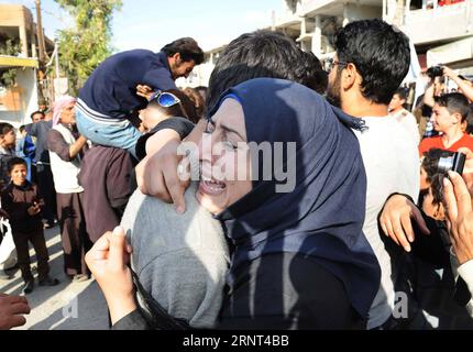 (171029) -- HOMS, 29 octobre 2017 -- Une mère embrasse son fils qui avait été enlevé par des militants de l'État islamique (EI) pendant des mois dans la ville d'al-Qarayatayn, province de Homs, centre de la Syrie, le 29 octobre 2017. 25 jeunes hommes enlevés ont été libérés par l'armée syrienne après la libération de la ville la semaine dernière. SYRIE-HOMS-HOMMES KIDNAPPÉS-RETOUR AmmarxSafarjalani PUBLICATIONxNOTxINxCHN Banque D'Images