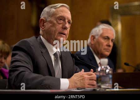 (171031) -- WASHINGTON, le 31 octobre 2017 -- le secrétaire américain à la Défense Jim Mattis (front) témoigne devant le Comité sénatorial des relations étrangères concernant les autorisations d'utilisation de la force militaire sur la colline du Capitole à Washington D.C., aux États-Unis, le 30 octobre 2017. )(psw) U.S.-WASHINGTON D.C.-TILLERSON-MATTIS-HEARING TingxShen PUBLICATIONxNOTxINxCHN Banque D'Images