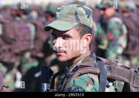 (171031) -- KABOUL, le 31 octobre 2017 -- Un soldat commando attend de recevoir une inspection au centre d'entraînement des commando de Morehead, près de Kaboul, Afghanistan, le 25 octobre 2017. Au total, 830 commandos, après avoir suivi un stage de formation de 14 semaines, ont récemment été envoyés à l ' Armée nationale afghane (ANA). (psw) AFGHANISTAN-KABOUL-MOREHEAD COMMANDO TRAINING CENTER DaixHe PUBLICATIONxNOTxINxCHN Banque D'Images