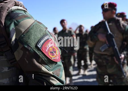 (171031) -- KABOUL, le 31 octobre 2017 -- Un soldat commando attend de recevoir une inspection au centre d'entraînement des commando de Morehead, près de Kaboul, Afghanistan, le 25 octobre 2017. Au total, 830 commandos, après avoir suivi un stage de formation de 14 semaines, ont récemment été envoyés à l ' Armée nationale afghane (ANA). (psw) AFGHANISTAN-KABOUL-MOREHEAD COMMANDO TRAINING CENTER DaixHe PUBLICATIONxNOTxINxCHN Banque D'Images