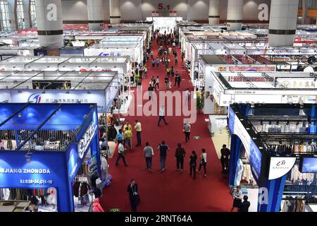 (171031) -- GUANGZHOU, 31 octobre 2017 -- une photo prise le 31 octobre 2017 montre une scène de la phase 3 de la Foire d'importation et d'exportation de Chine, ou Foire de Canton, à Guangzhou, capitale de la province du Guangdong du sud de la Chine. Mettant en valeur les vêtements, les chaussures, les sacs, la nourriture et les fournitures médicales, la phase 3 de la foire a commencé mardi et elle durera 5 jours. (Xzy) CHINA-GUANGZHOU-IMPORT ET EXPORT-FAIR (CN) LiangxXu PUBLICATIONxNOTxINxCHN Banque D'Images