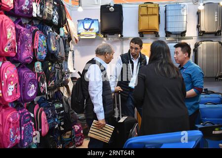 (171031) -- GUANGZHOU, Oct. 31, 2017 -- les hommes d'affaires choisissent des produits à la phase 3 de la Foire d'importation et d'exportation de Chine, ou Foire de Canton, à Guangzhou, capitale de la province du Guangdong du sud de la Chine, Oct. 31, 2017. Mettant en valeur les vêtements, les chaussures, les sacs, la nourriture et les fournitures médicales, la phase 3 de la foire a commencé mardi et elle durera 5 jours. (Xzy) CHINA-GUANGZHOU-IMPORT ET EXPORT-FAIR (CN) LiangxXu PUBLICATIONxNOTxINxCHN Banque D'Images