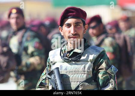 (171031) -- KABOUL, le 31 octobre 2017 -- Un soldat commando attend de recevoir une inspection au centre d'entraînement des commando de Morehead, près de Kaboul, Afghanistan, le 25 octobre 2017. Au total, 830 commandos, après avoir suivi un stage de formation de 14 semaines, ont récemment été envoyés à l ' Armée nationale afghane (ANA). (psw) AFGHANISTAN-KABOUL-MOREHEAD COMMANDO TRAINING CENTER DaixHe PUBLICATIONxNOTxINxCHN Banque D'Images