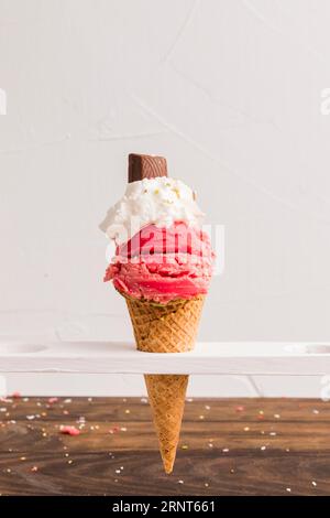 Pelle à glace surgelée rouge avec cône de chocolat à la crème fouettée Banque D'Images