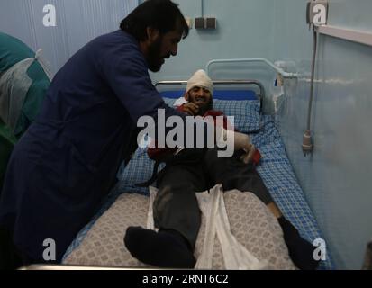 (171031) -- KABOUL, le 31 octobre 2017 -- Un homme blessé dans un attentat suicide reçoit un traitement médical dans un hôpital local de Kaboul, Afghanistan, le 31 octobre 2017. Quatre personnes ont été tuées et 13 autres blessées lorsqu'un kamikaze s'est fait exploser dans une enclave diplomatique fortifiée à Kaboul mardi, a déclaré le porte-parole du ministère de l'intérieur Najib Danesh. zw) AFGHANISTAN-KABOUL-ATTENTAT SUICIDE RahmatxAlizadah PUBLICATIONxNOTxINxCHN Banque D'Images