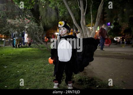 (171101) -- SANTIAGO, le 1 novembre 2017 -- Un enfant participe à la célébration annuelle de l'Halloween à Santiago, Chili, le 31 octobre 2017.) (gj) CHILI-SANTIAGO-HALLOWEEN WangxPei PUBLICATIONxNOTxINxCHN Banque D'Images